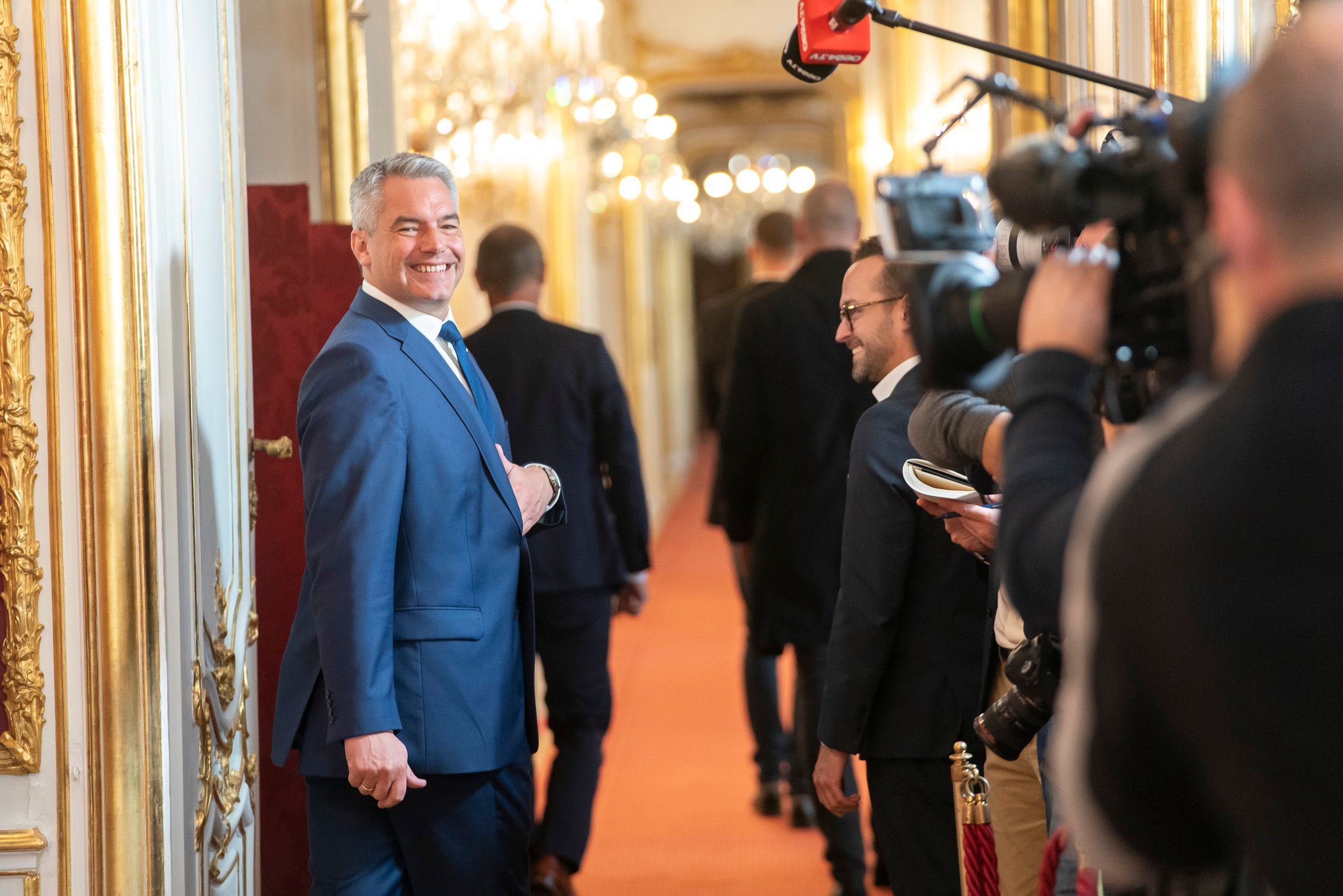 Bundeskanzler Karl Nehammer nach seinem Besuch bei Alexander Van der Bellen in der Hofburg am 7. Oktober 2024.