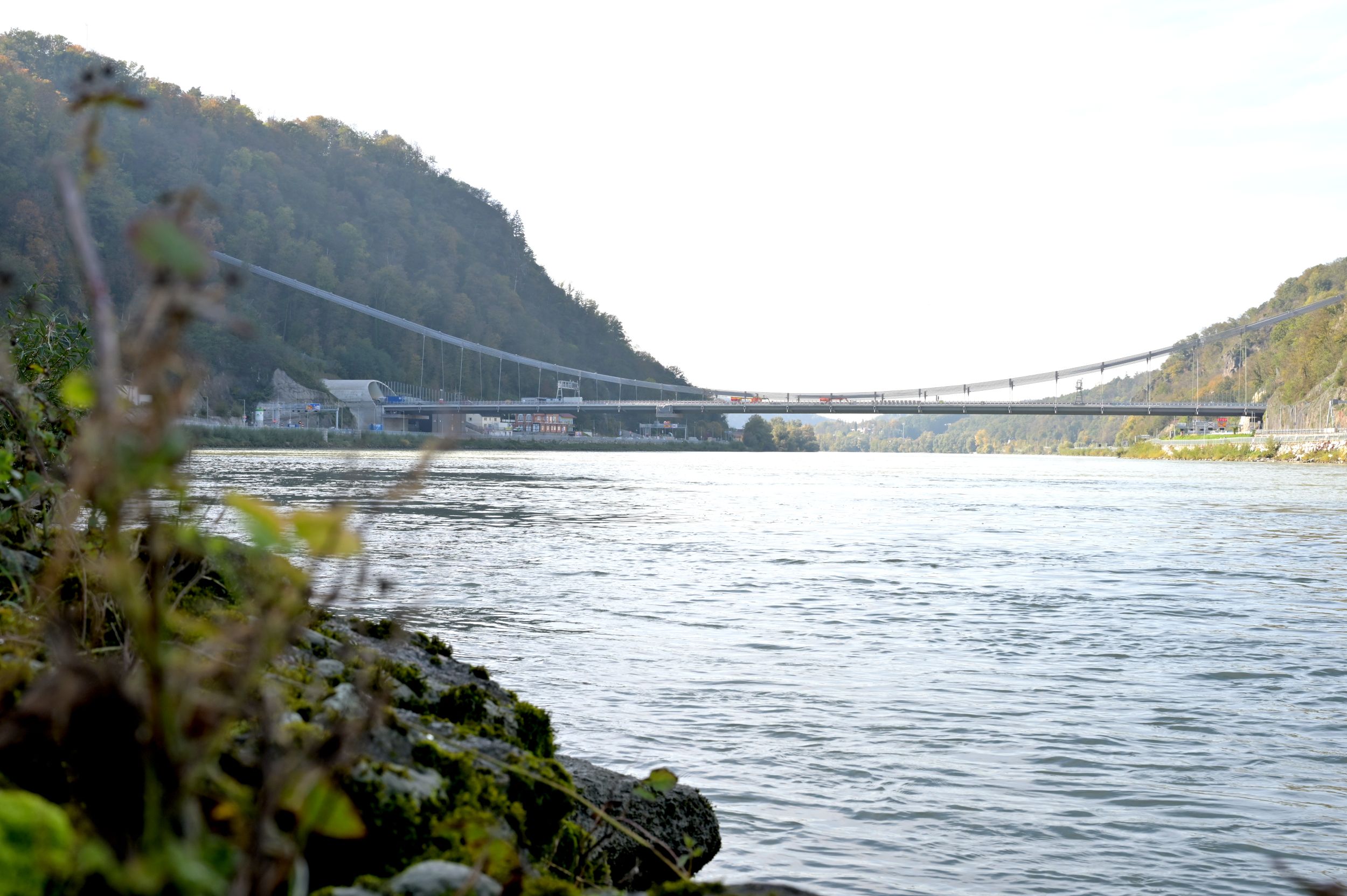 Die neue Linzer Donaubrücke ist ein schmuckes Wahrzeichen und verringert die Fahrzeug für zahlreiche Autofahrer enorm.