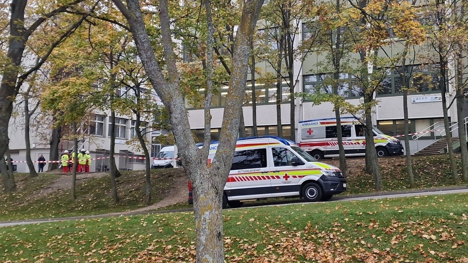 Wegen Explosionsgefahr wurde die HTL Mödling am Dienstagmorgen evakuiert. Einsatzkräfte waren mehrere Stunden vor Ort.