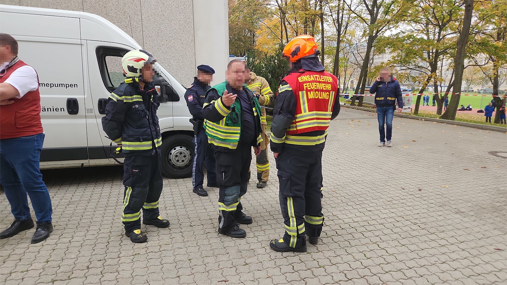 Wegen Explosionsgefahr wurde die HTL Mödling am Dienstagmorgen evakuiert. Einsatzkräfte waren mehrere Stunden vor Ort.