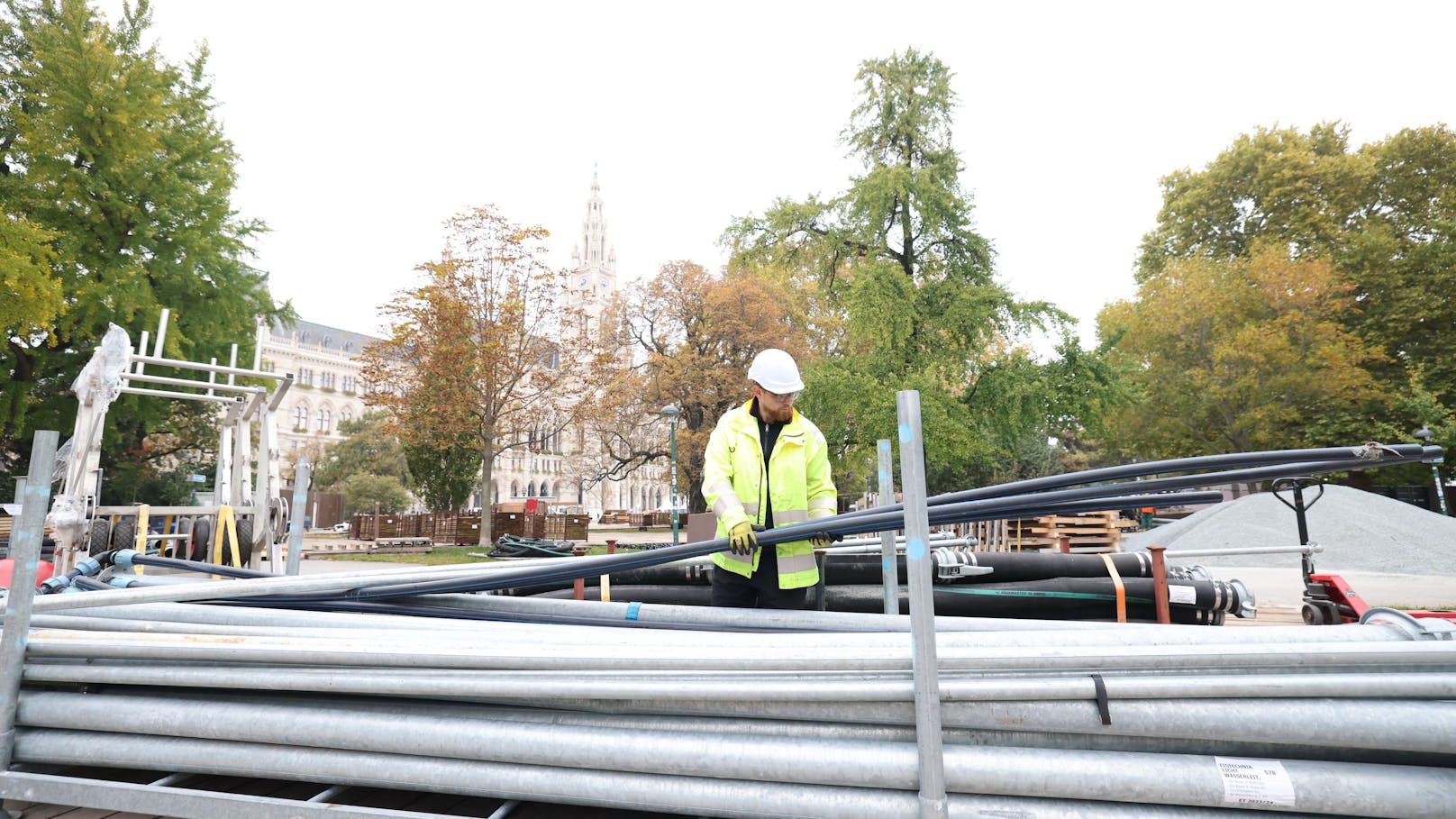 Der Aufbau startet mit Eisbahn und Baumbeleuchtung