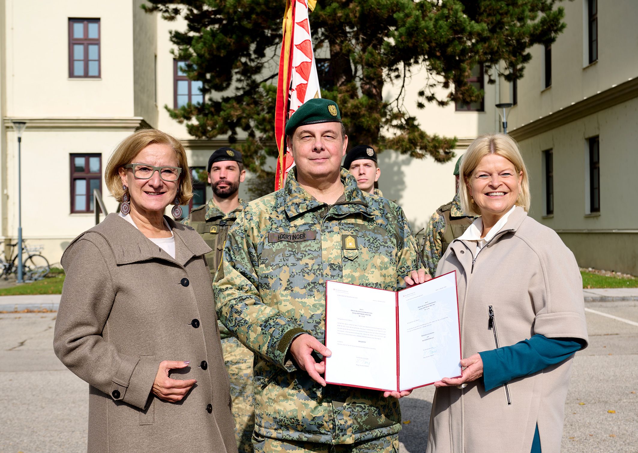 Landeshauptfrau Johanna Mikl-Leitner (l.) und Verteitigungsministerin Klaudia Tanner mit dem neuen Kommandanten Georg Härtinger