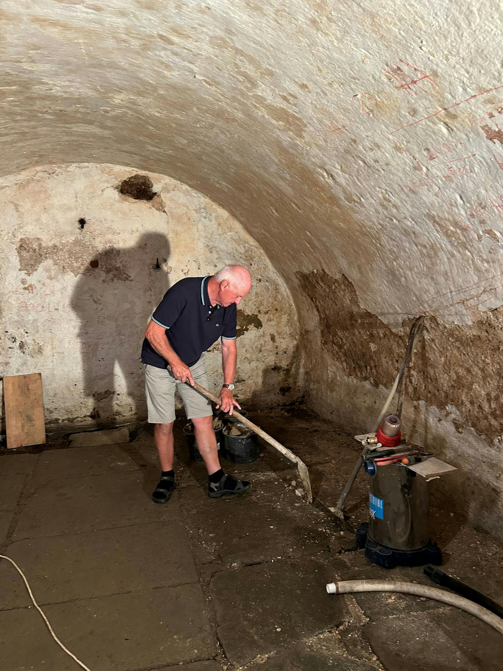 Bestellt wurde ein schlüsselfertiges Holzriegelhaus zum vereinbarten Kaufpreis 374.000 Euro. Kurz nachdem die Aufstellarbeiten begonnen haben, mussten Vera und Peter erhebliche Mängel der Fertigteilhauskonstruktionen feststellen.