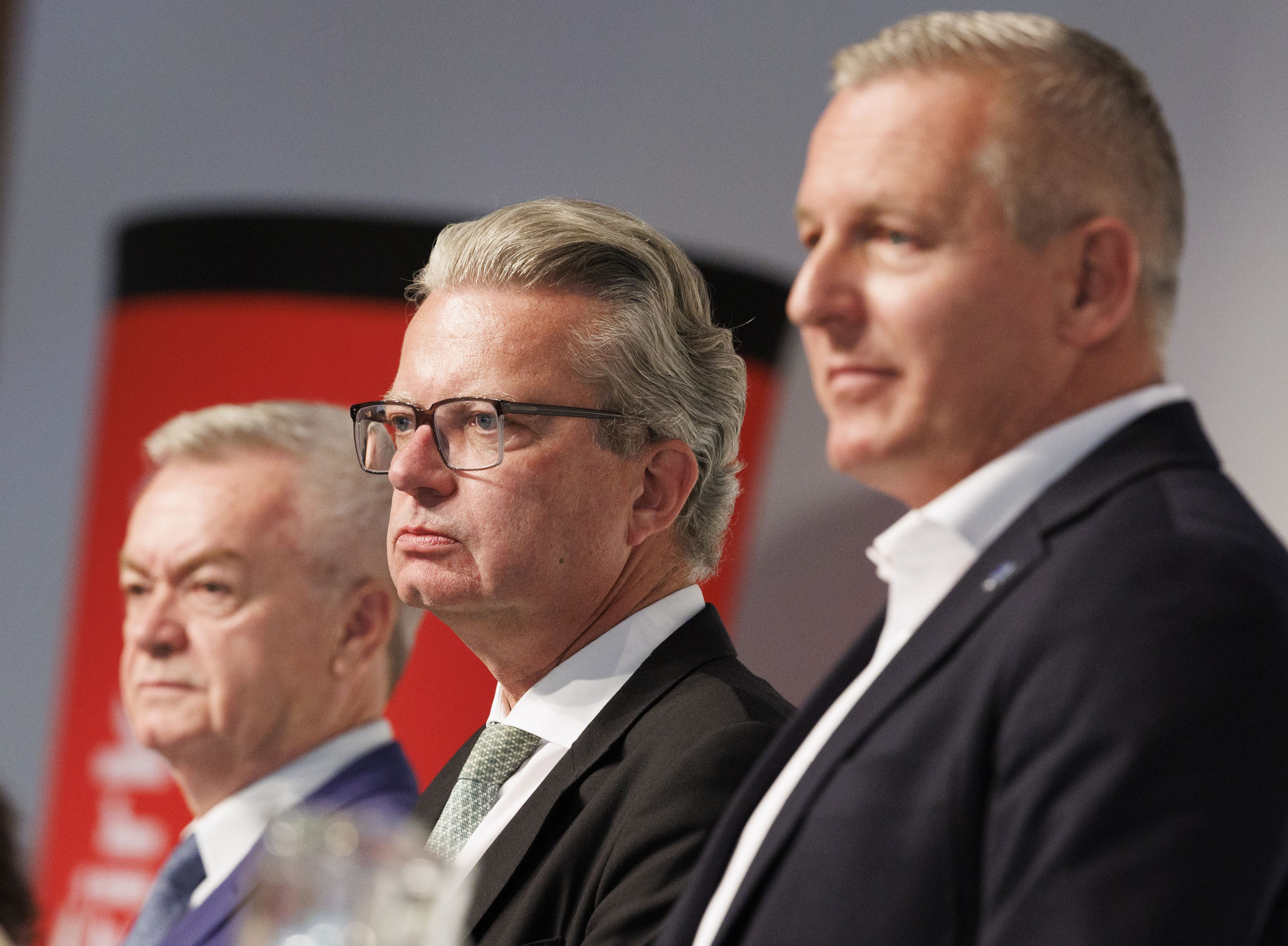 Die Spitzenkandidaten Anton Lang (SPÖ), Christopher Drexler (ÖVP) und Mario Kunasek (FPÖ, rechts) während einer Podiumsdiskussion anl. der bevorstehenden Landtagswahl in der Stadthalle in Graz.