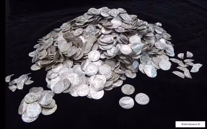 2019 fanden Metalldetektor-Sucher 2584 Silbermünzen im Chew-Tal in Großbritannien.