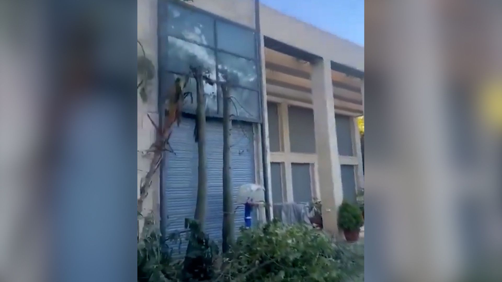 Die Drohne traf das Haus direkt auf Höhe des Schlafzimmers – neben den beschädigten Sicherheitsscheiben fielen die Schäden aber gering aus.