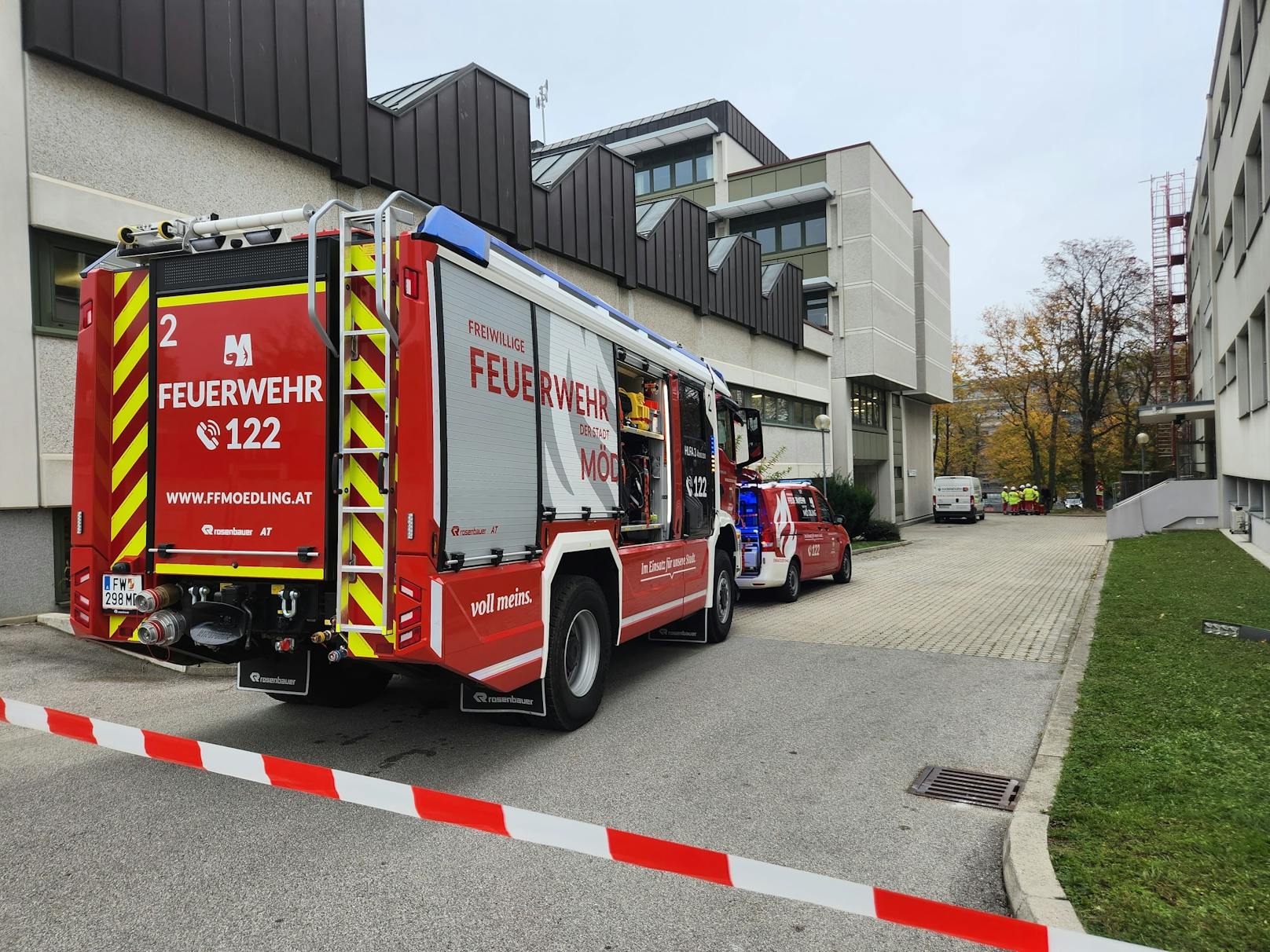 Wegen Explosionsgefahr wurde die HTL Mödling am Dienstagmorgen evakuiert. Einsatzkräfte waren mehrere Stunden vor Ort.