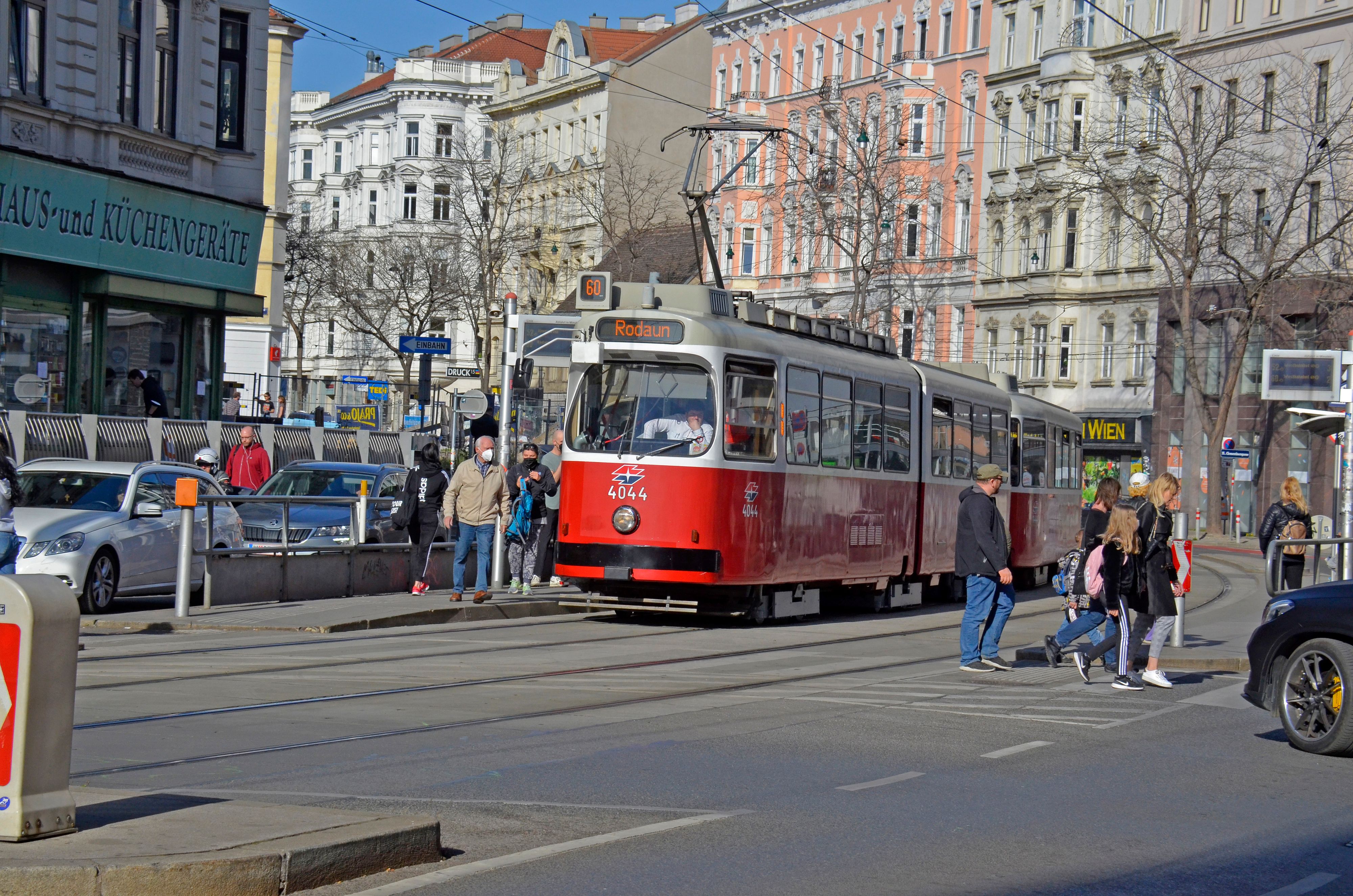 Die Männer wurden auf der Mariahilfer Straße im Bezirk Rudolfsheim-Fünfhaus (15.) aufgegriffen.