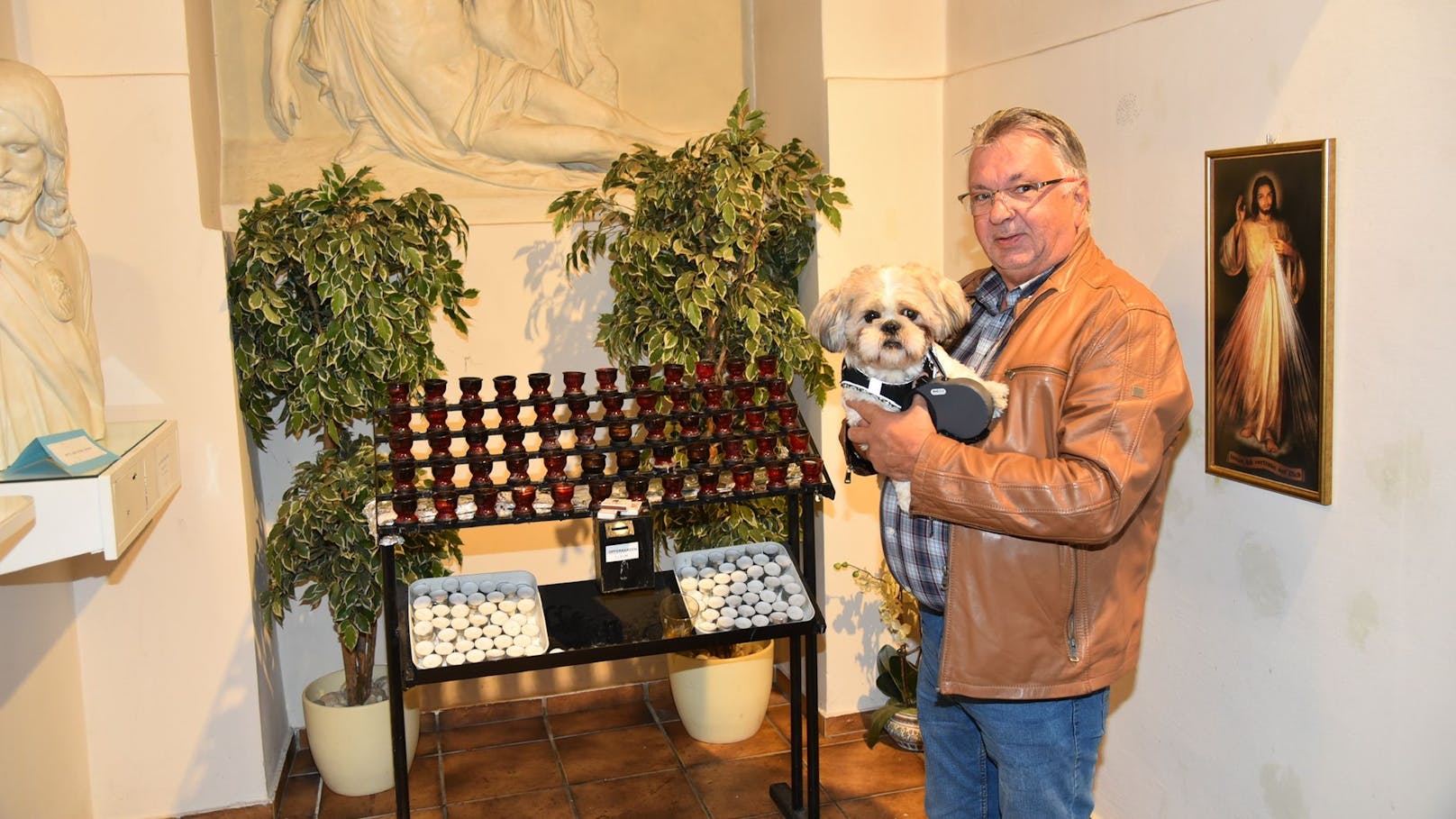 Mesner Ludwig Huber, Hund "Sammy" und der Opferstock in der Frauenkirche