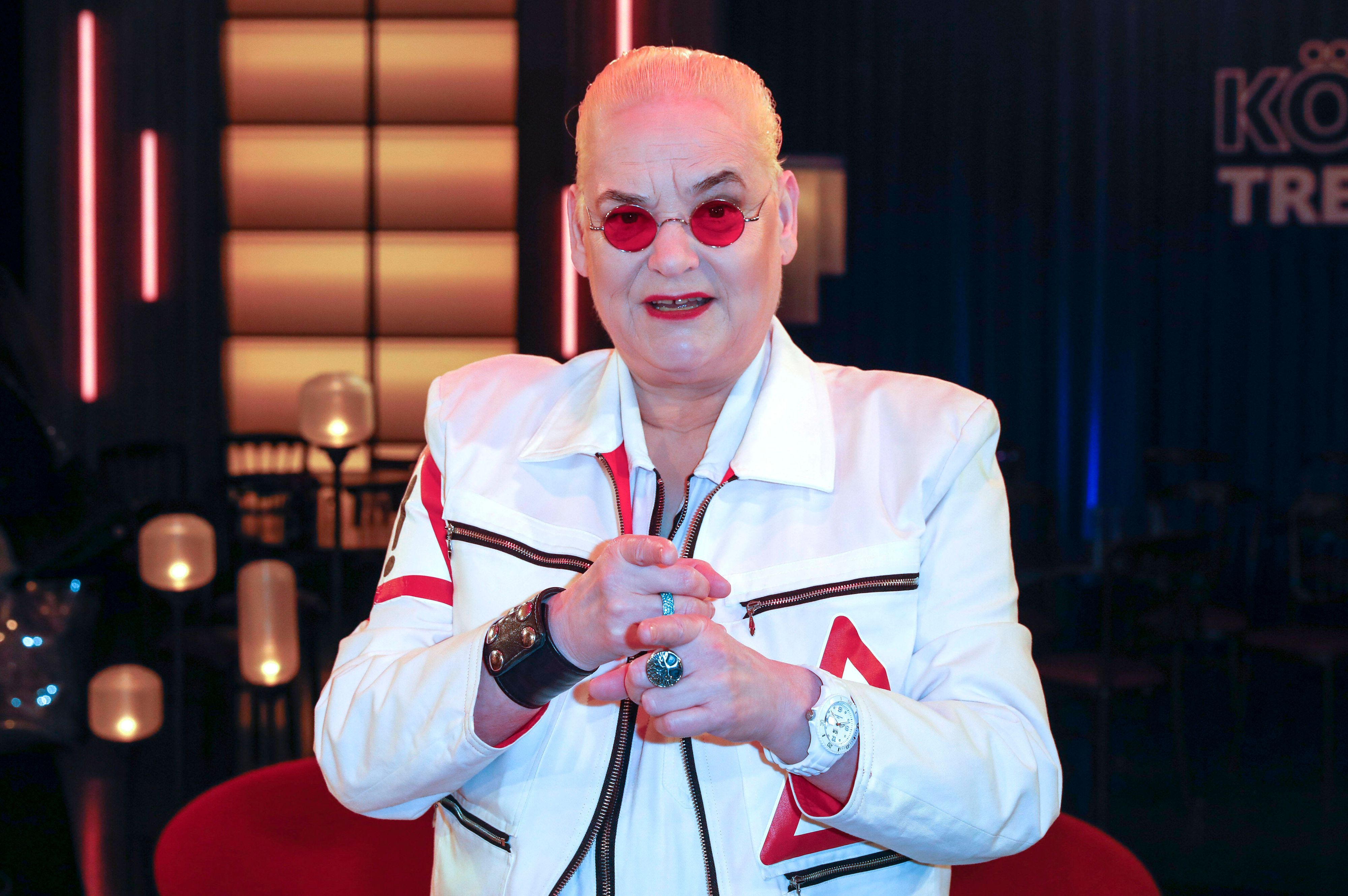  Hella von Sinnen sitzt im Rollstuhl.