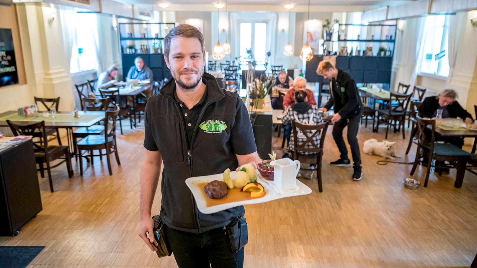 Manuel Hackl mit seinem veganen Gansl in der Biersophie