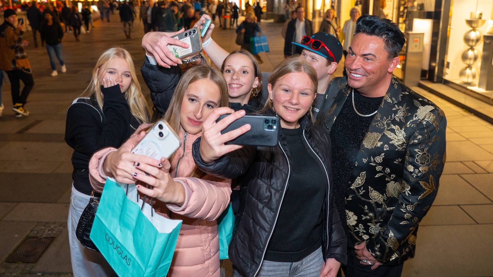 Matthias Mangiapane wurde von Fans erkannt, die gleich Selfies mit ihm machten