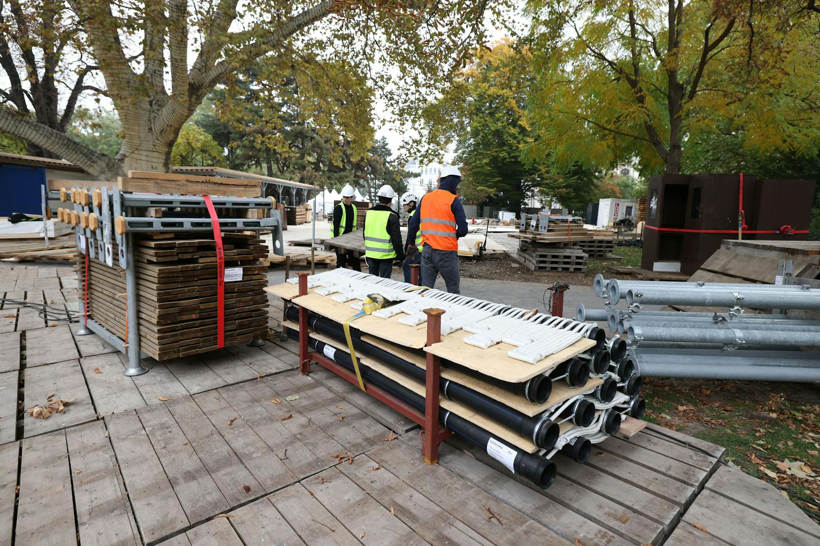 Kommende Woche wird auch der restliche Rathausplatz zur Baustelle für genau 99 Marktstände