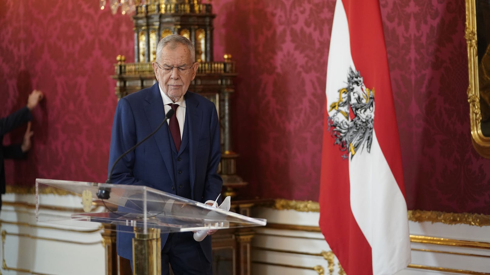 Bundespräsident Alexander Van der Bellen berichtet Österreich, dass der Auftrag zur Regierungsbildung an die ÖVP geht. (22. Oktober 2024)