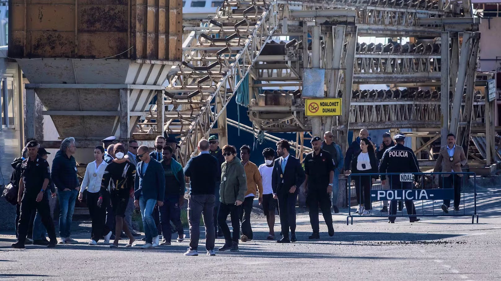 Am Mittwoch sind in Shengjin (Albanien) 16 Migranten aus Ägypten und Bangladesch an Bord eines Marineschiffs gekommen.