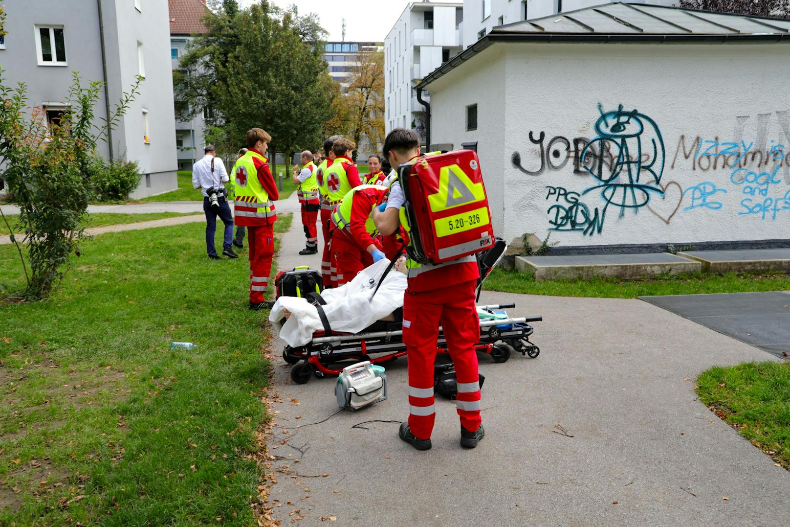 Die Frau und ihr Kind wurden vom Roten Kreuz ins LKH Salzburg gebracht.