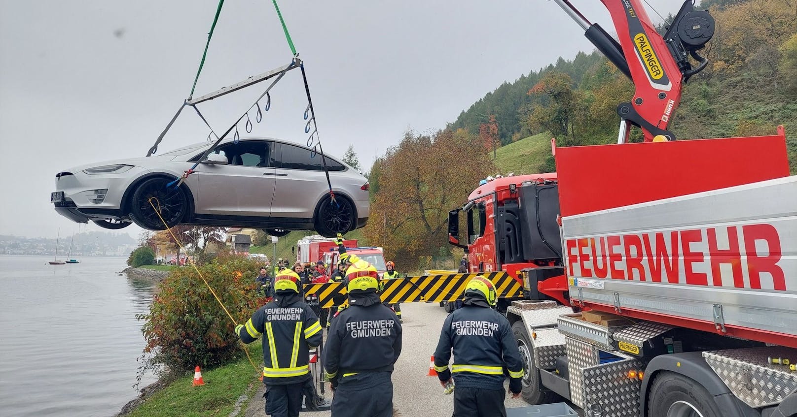 Feuerwehr und Wasserrettung bargen das E-Auto mit Tauchern und Kran aus dem See.