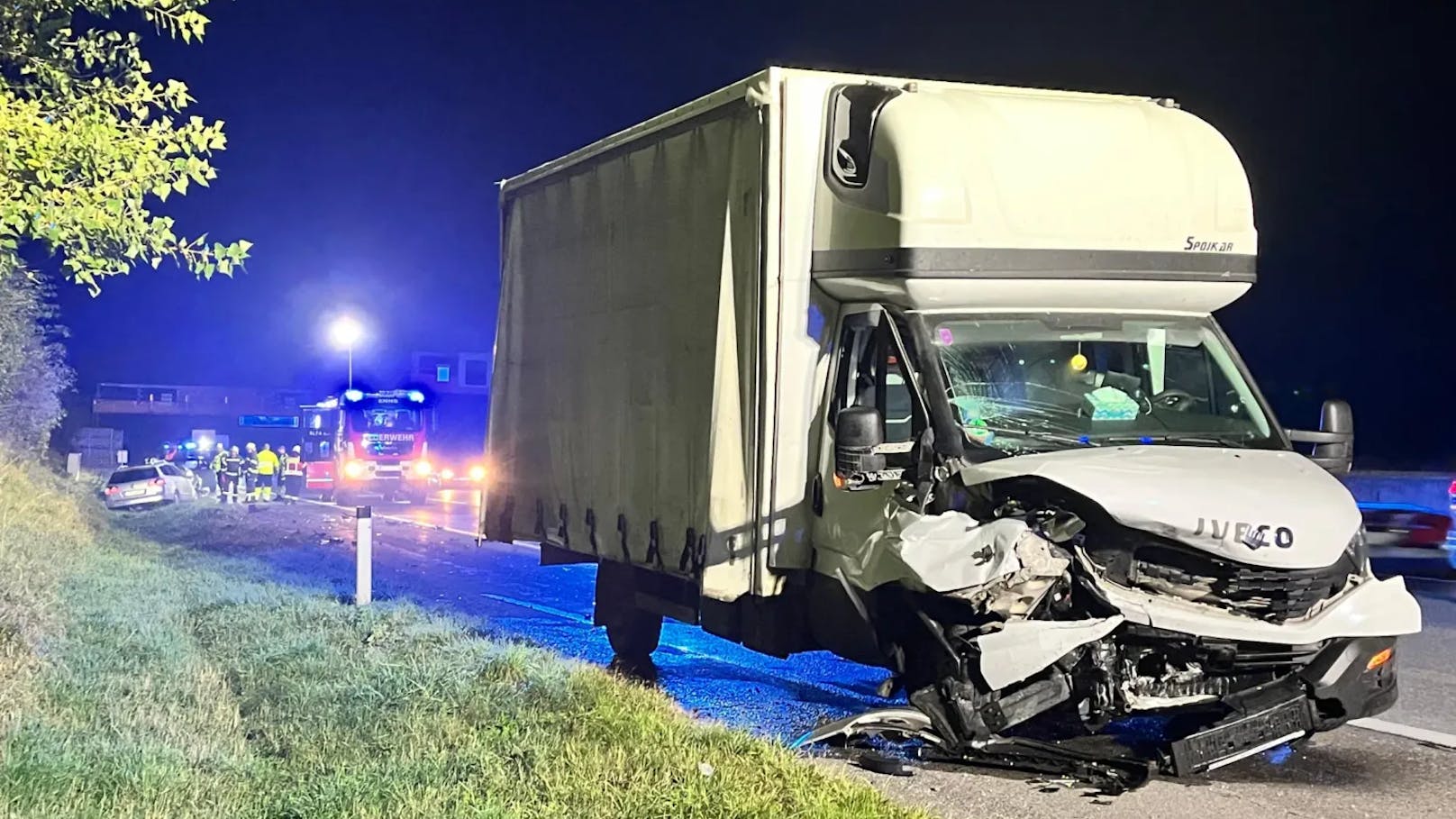 Die Freiwillige Feuerwehr Enns war ebenfalls im Einsatz, unterstützt von den Mitarbeitern der ASFINAG und der Autobahnpolizei.