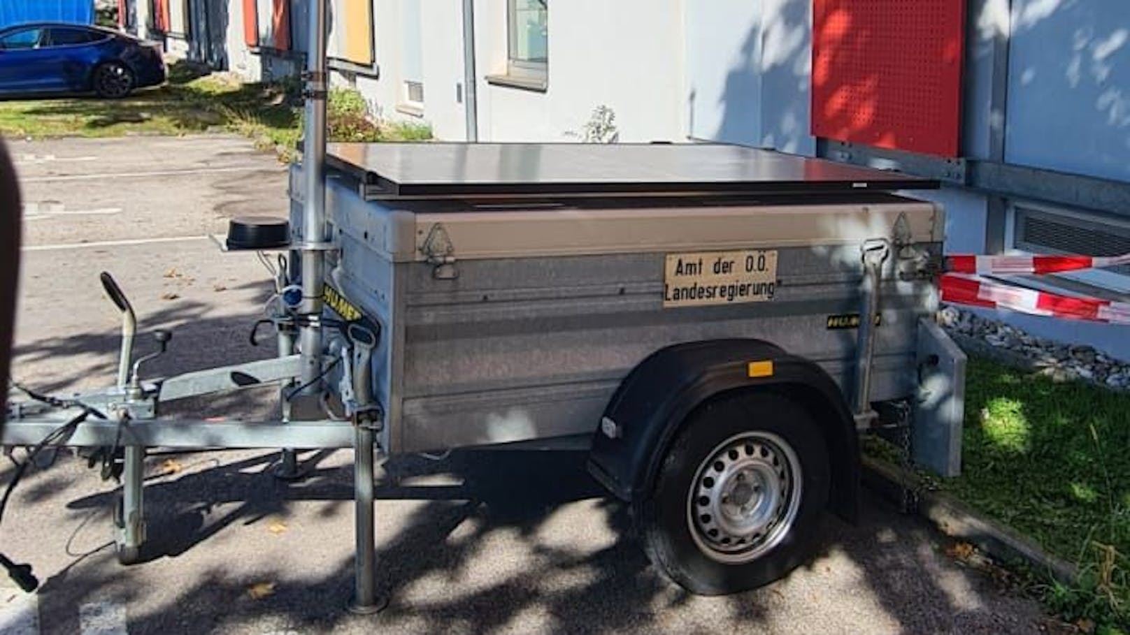 Diesen Anhänger stellte das Land auf dem Parkplatz der Siedlung auf.