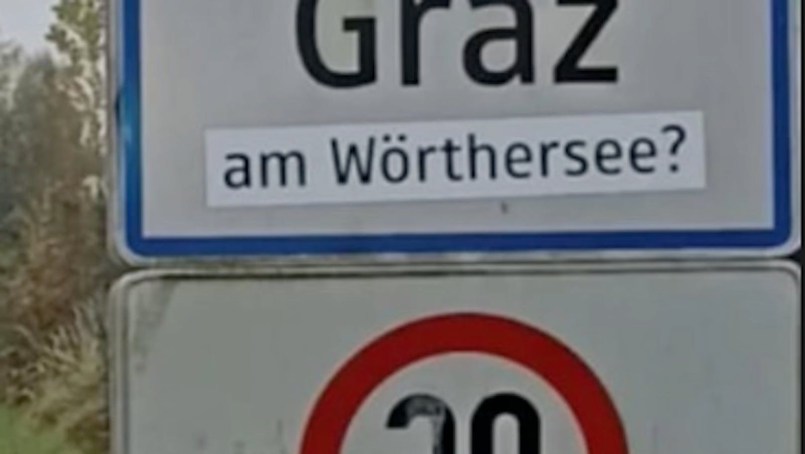 Die Ortsschilder in Graz wurden "adaptiert".