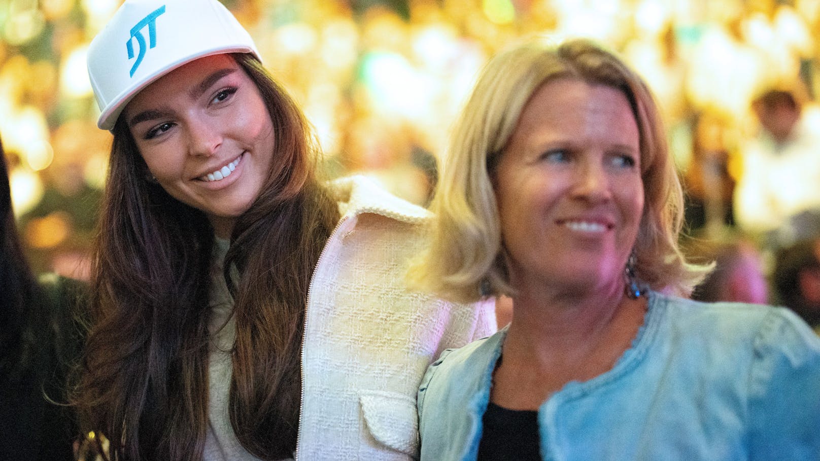 Freundin Lili Paul-Roncalli und Mama Karin Thiem beim Abschiedsspiel von Dominic.