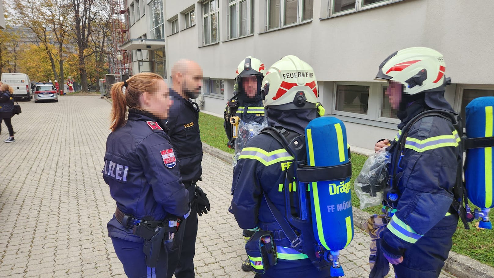 Wegen Explosionsgefahr wurde die HTL Mödling am Dienstagmorgen evakuiert. Einsatzkräfte waren mehrere Stunden vor Ort.