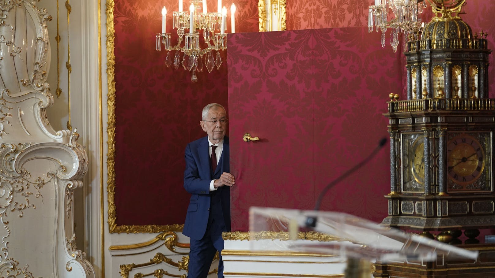 Bundespräsident Alexander Van der Bellen berichtet Österreich, dass der Auftrag zur Regierungsbildung an die ÖVP geht. (22. Oktober 2024)