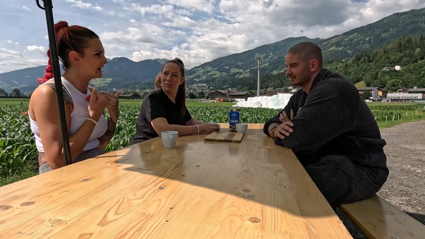 Nachdem es am letzten Abend im Zillertal (Bezirk Schwaz) nach dem Kuss von Lukas und Carmen zum Eklat auf der Almhütte kam und Lisa sich vor den Kopf gestoßen fühlte, musste sich der kräftige Zillertaler sammeln.