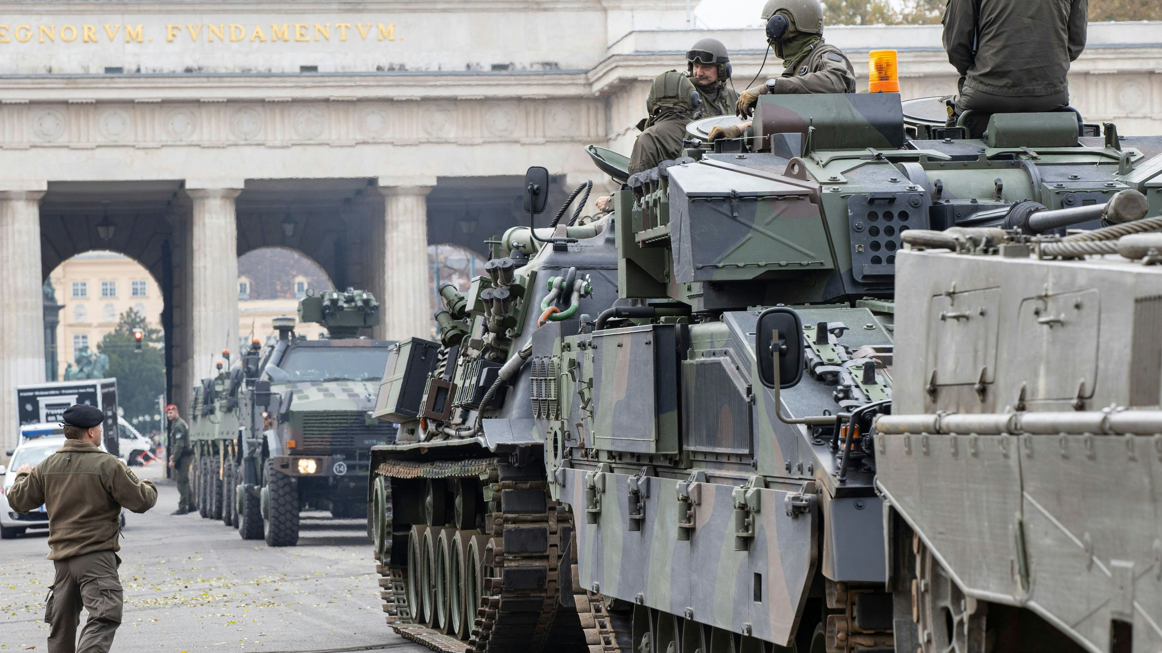 Aufgrund des Nationalfeiertages und der damit einhergehenden Bundsheer-Leistungsschau am Heldenplatz rollen bald wieder Panzer durch Wien. (Archivbild 2022)