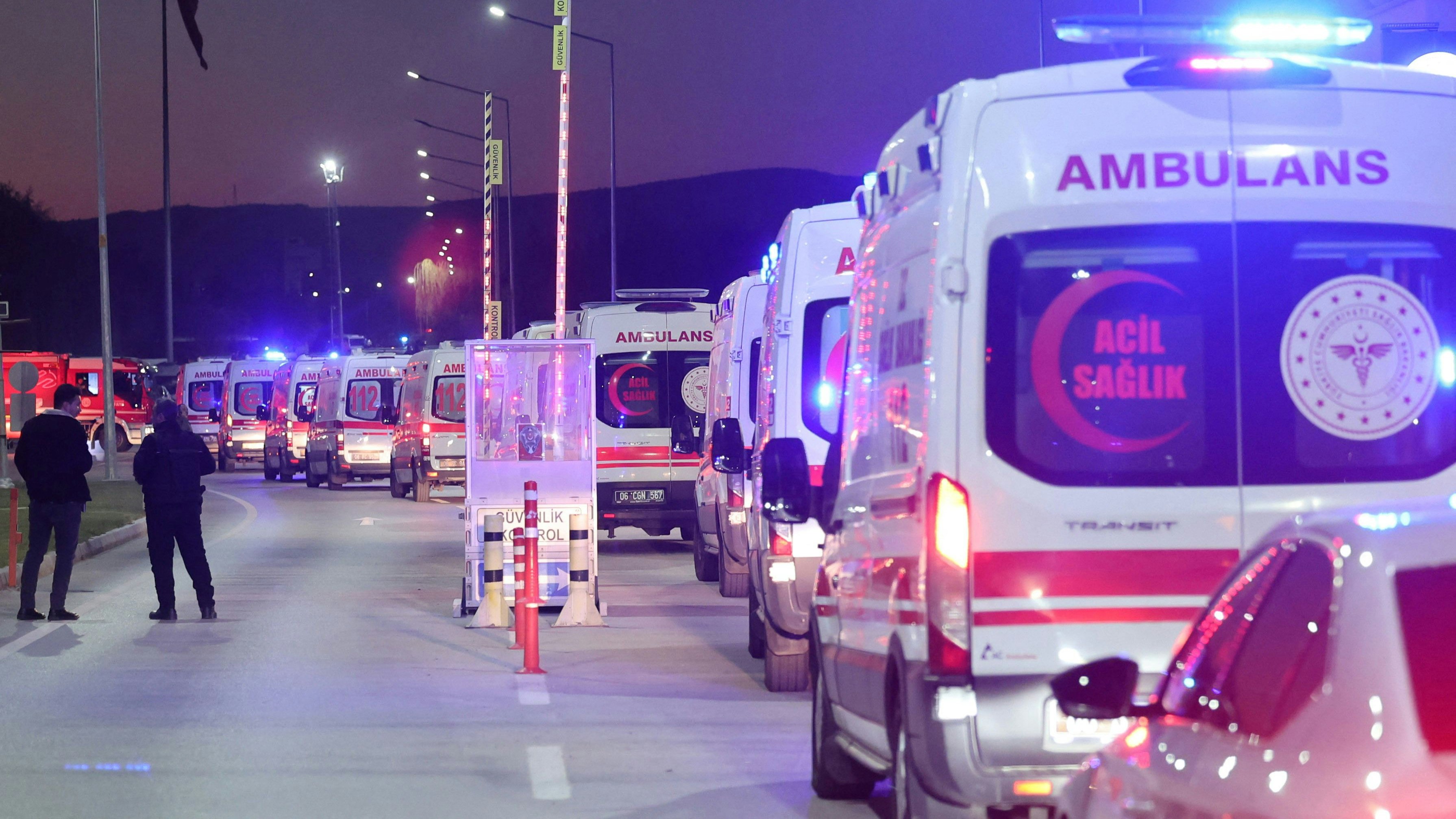 Bei einem Anschlag auf dem Gelände eines staatlichen Luft- und Raumfahrtunternehmens in der Türkei hat es mehrere Tote und Verletzte gegeben. Dies teilte Innenminister Ali Yerlikaya am Mittwoch mit.