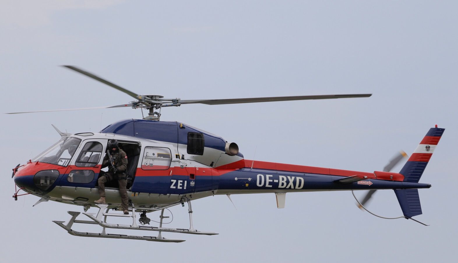 Ein Polizeihubschrauber durchkämmte das Gebiet. (Archivbild)