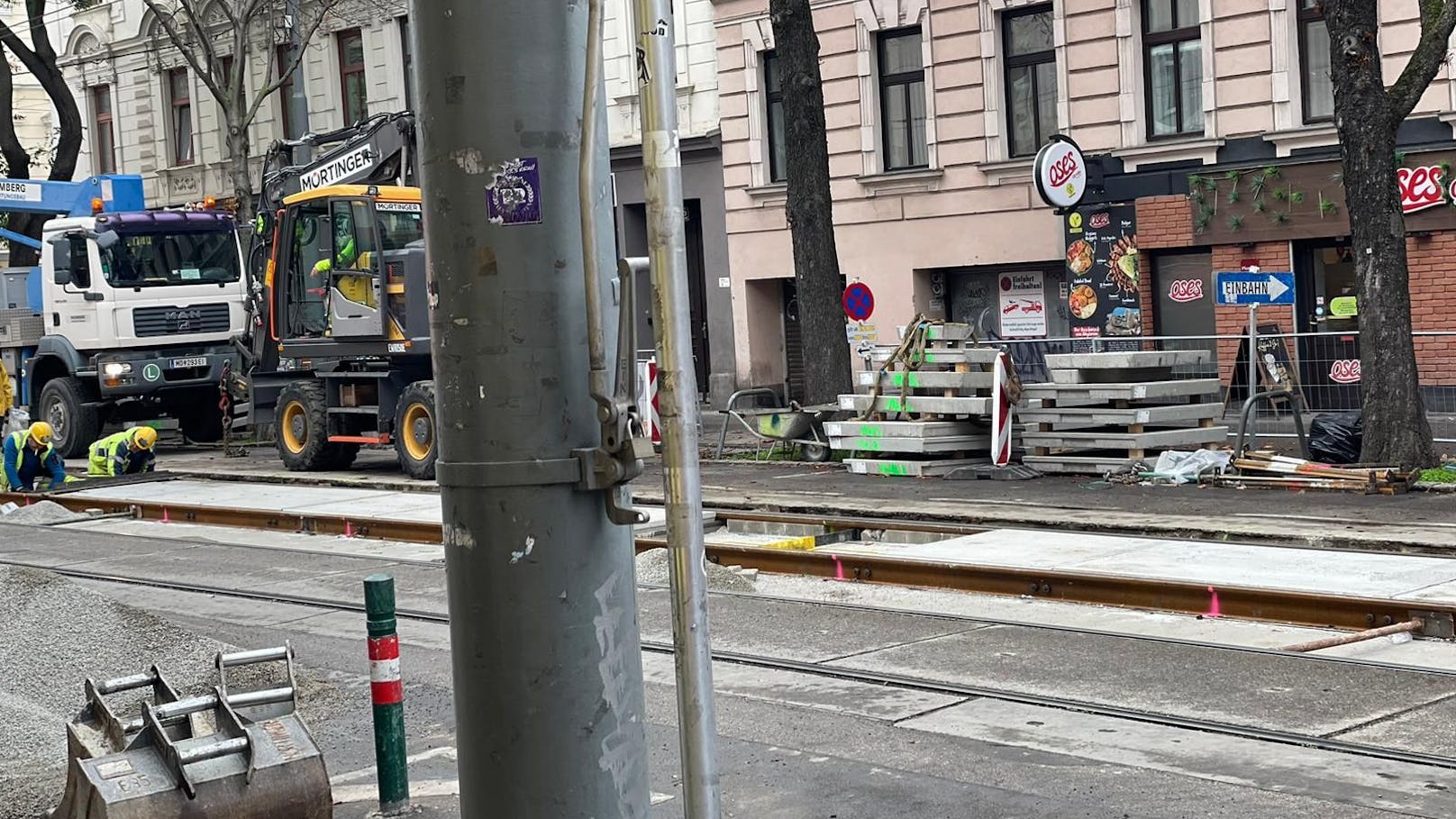 In der Quellenstraße 92 im 10. Wiener Bezirk nutzte die Eigentümerin des Hauses eine nicht benutzbare Einfahrt, um ahnungslose Autofahrer abzuzocken.