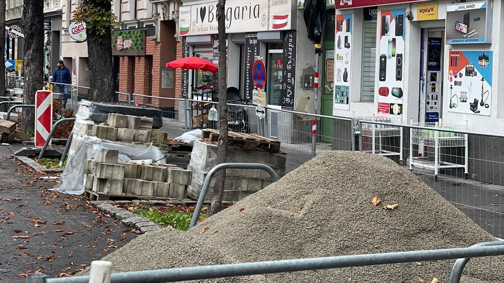 Statt der Sinnlos-Einfahrt wurde der Gehsteig ausgebaut, Bordsteine trennen nun die Fahrbahn vom Gehweg.