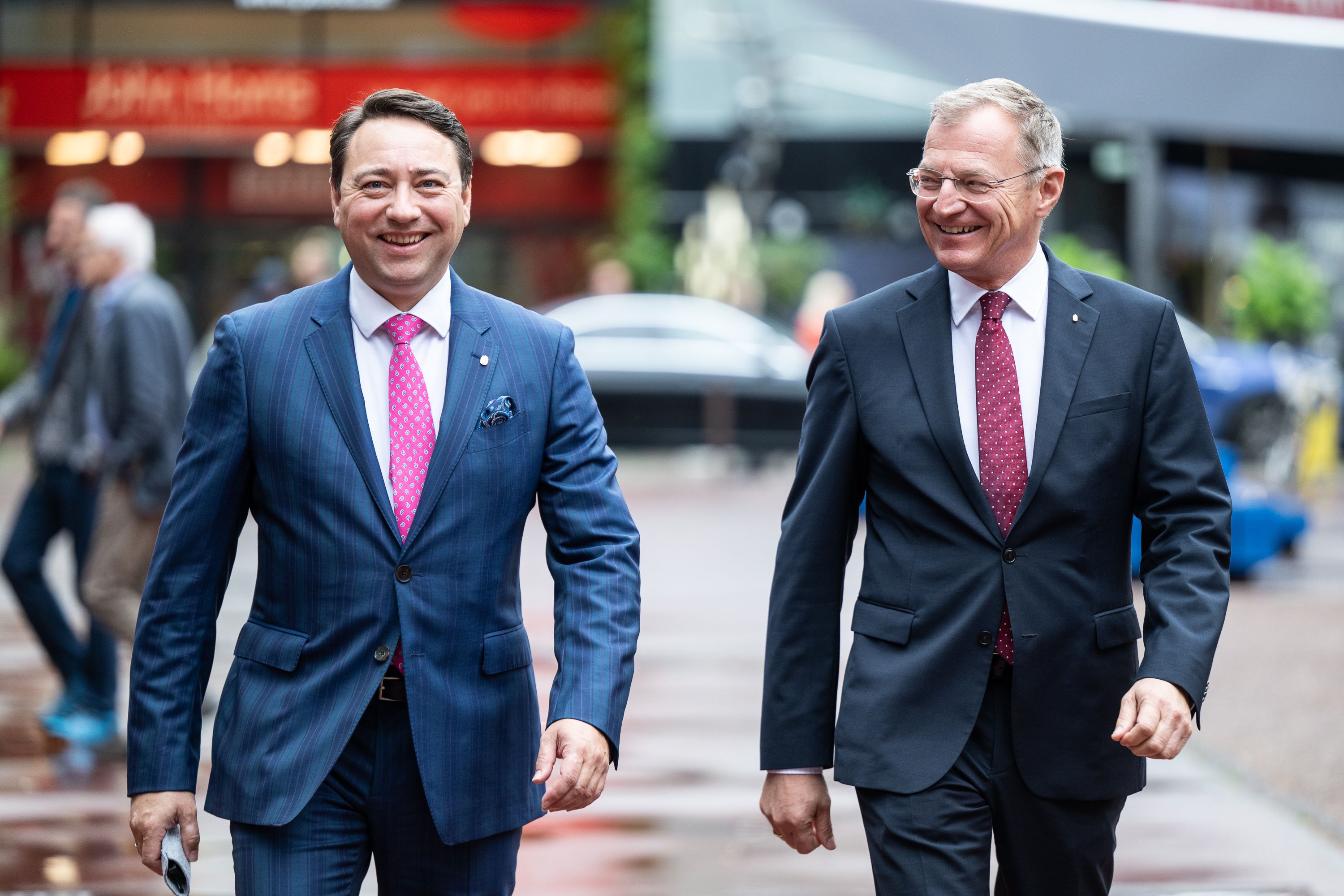 FPÖ-Chef und Landes-Vize Manfred Haimbuchner und LH Thomas Stelzer (ÖVP) am Weg zur Pressekonferenz.