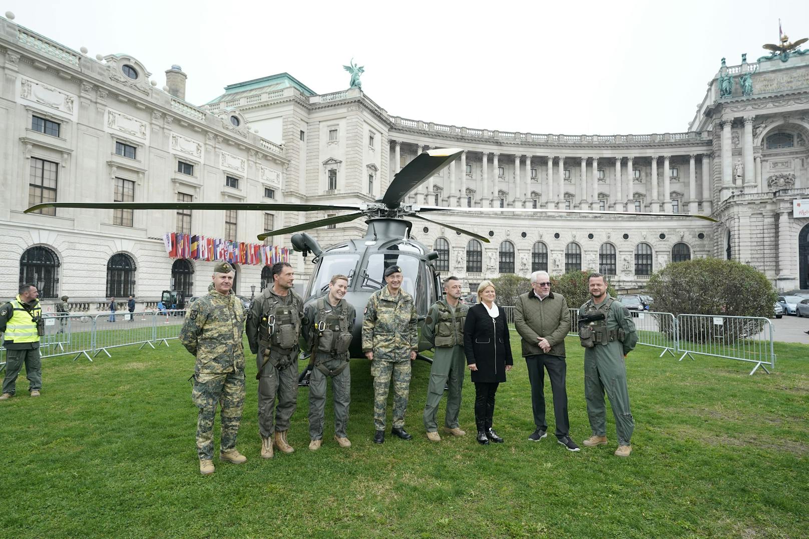 Verteidigungsministerin Klaudia Tanner steht mit Soldaten des österreichischen Bundesheeres vor einem Black Hawk-Hubschrauber im Vorfeld der Leistungsschau auf dem Gelände des Heldenplatzes.