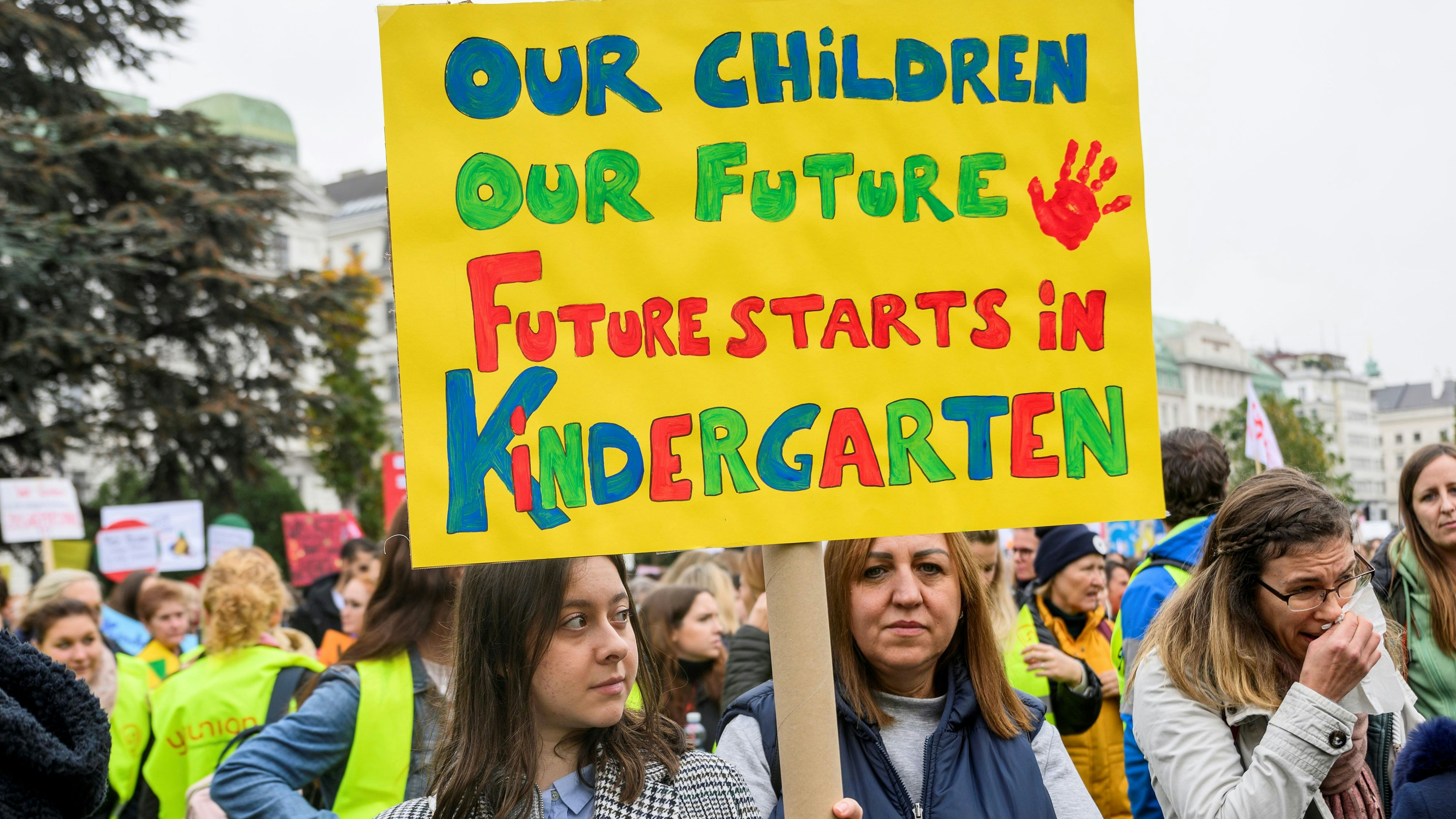 Im Oktober 2023 gingen 10.000 Mitarbeiter der Wiener Kindergärten und Horte für bessere Arbeitsbedingungen auf die Straße