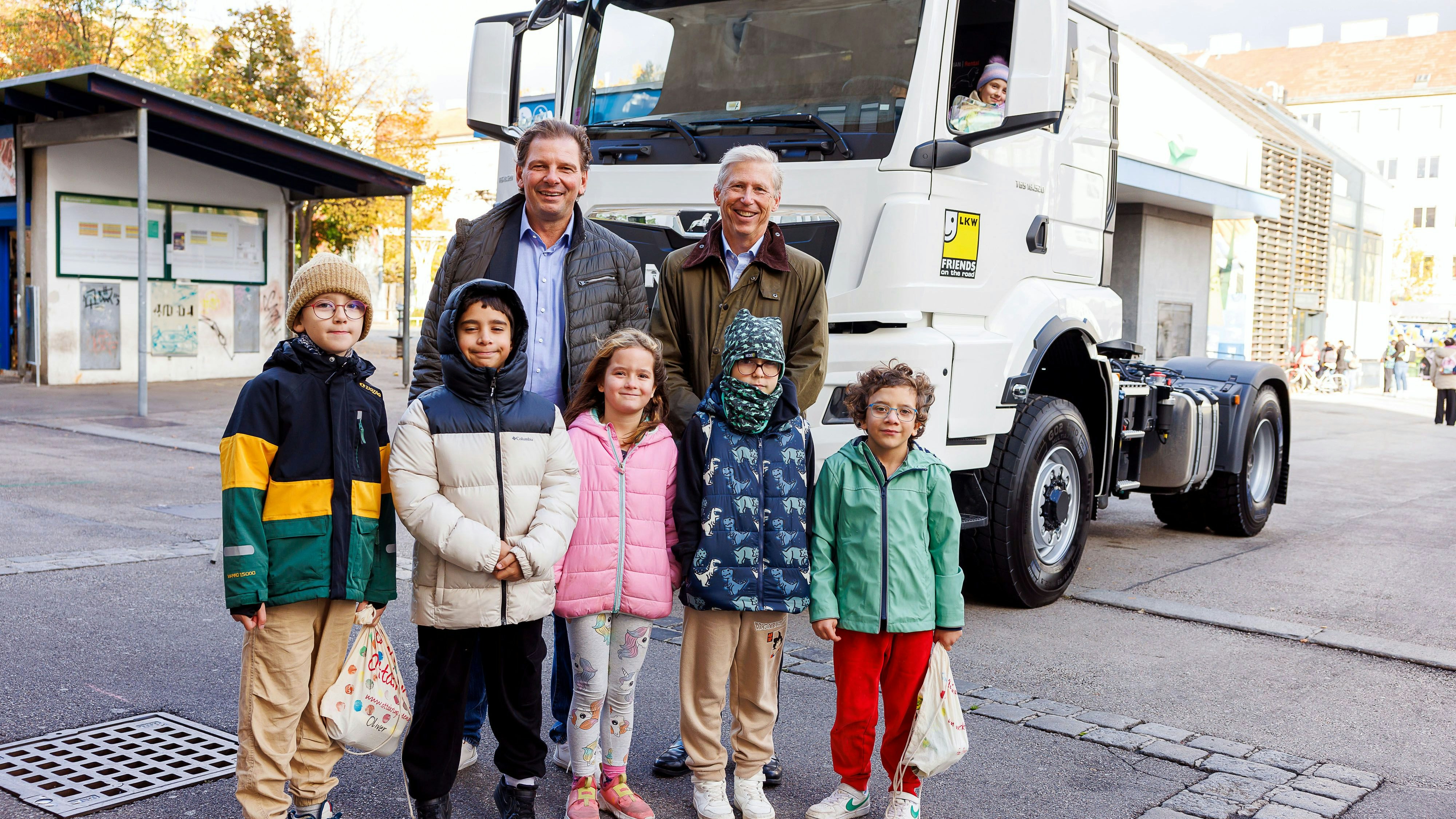 Wolfgang Böhm, Obmann der Wiener Transporteure, und Ludwig Richard, Obmann der Wiener Autobusunternehmen in der Wirtschaftskammer Wien, mit Volksschulkindern beim Toter-Winkel-Workshop.