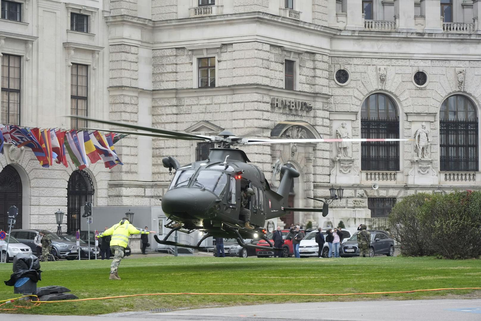 Verteidigungsministerin Klaudia Tanner steht mit Soldaten des österreichischen Bundesheeres vor einem Black Hawk-Hubschrauber im Vorfeld der Leistungsschau auf dem Gelände des Heldenplatzes.