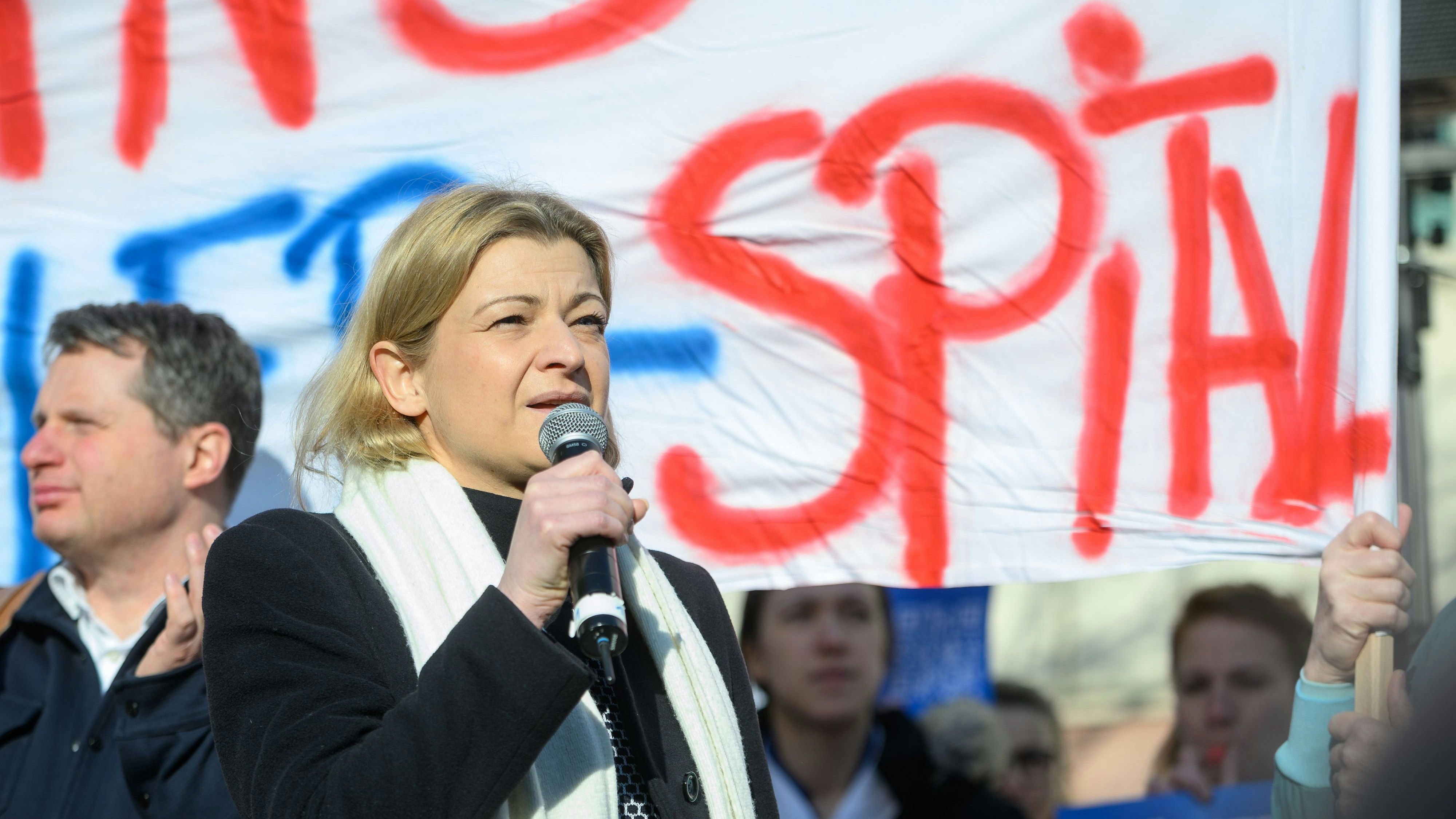 Die Bundesvorsitzende der Gewerkschaft GPA, Barbara Teiber, möchte die Gesetzeslage in Sachen Kinderbetreuung bundesweit vereinheitlichen (hier ist sie bei einer Protestveranstaltung der MitarbeiterInnen des ehemaligen Lorenz-Böhler-Unfallkrankenhauses am 6. März 2024 in Wien zu sehen)