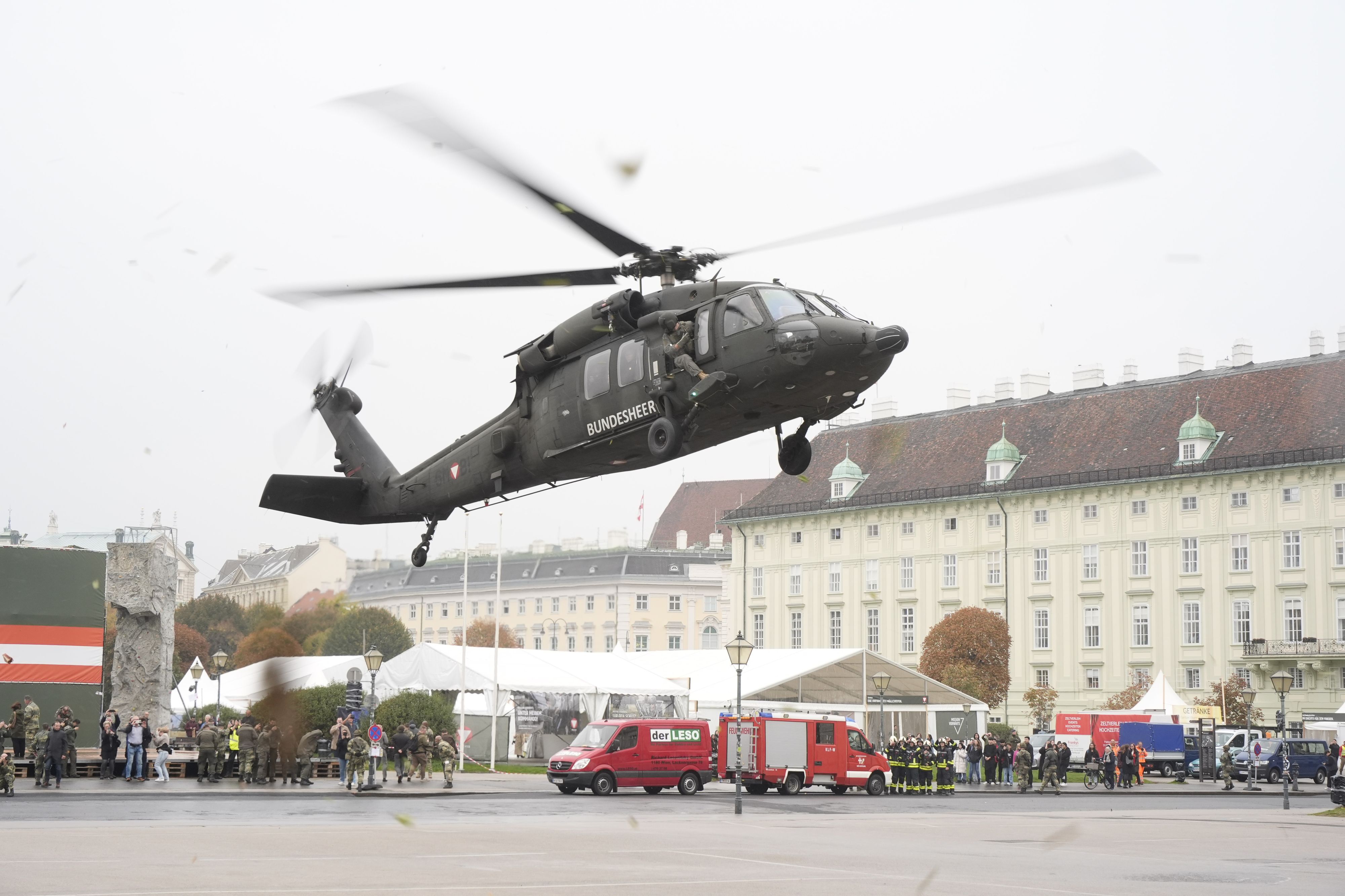 Ein Black Hawk des Bundesheeres landete Mittwochvormittag am Heldenplatz in der Wiener City.