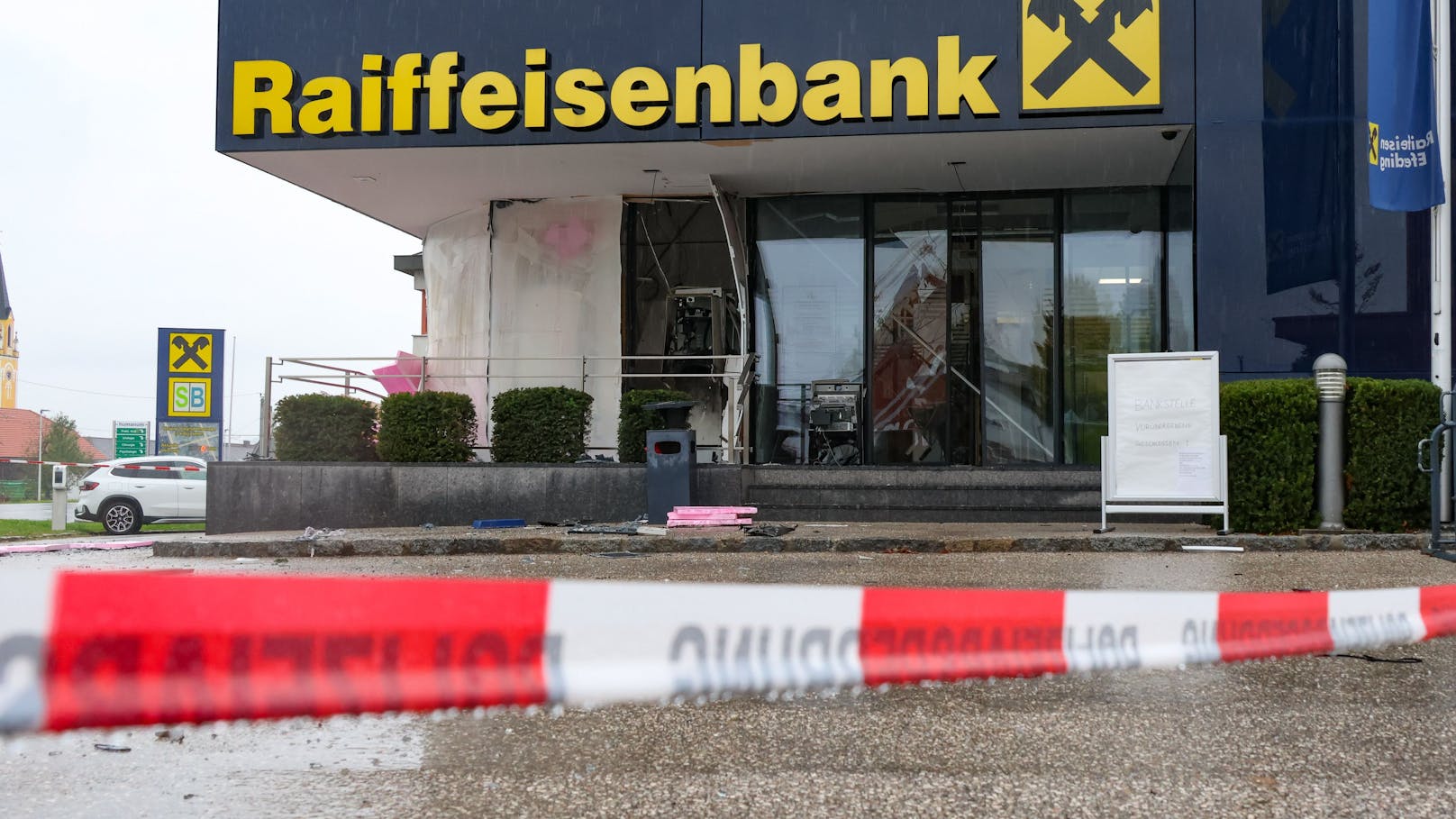 Vor der Raiffeisenbank-Filiale in Alkoven (Bez. Eferding) wurde ein Bankomat in die Luft gesprengt.