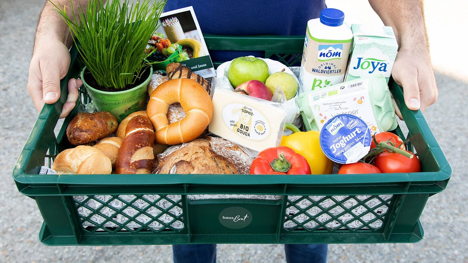 Damit das Frühstück perfekt wird, findest du bei Hausbrot.at im Shop zahlreiche weitere Backwaren, Mehlspeisen, Brot, Milch, Eier u.v.m.