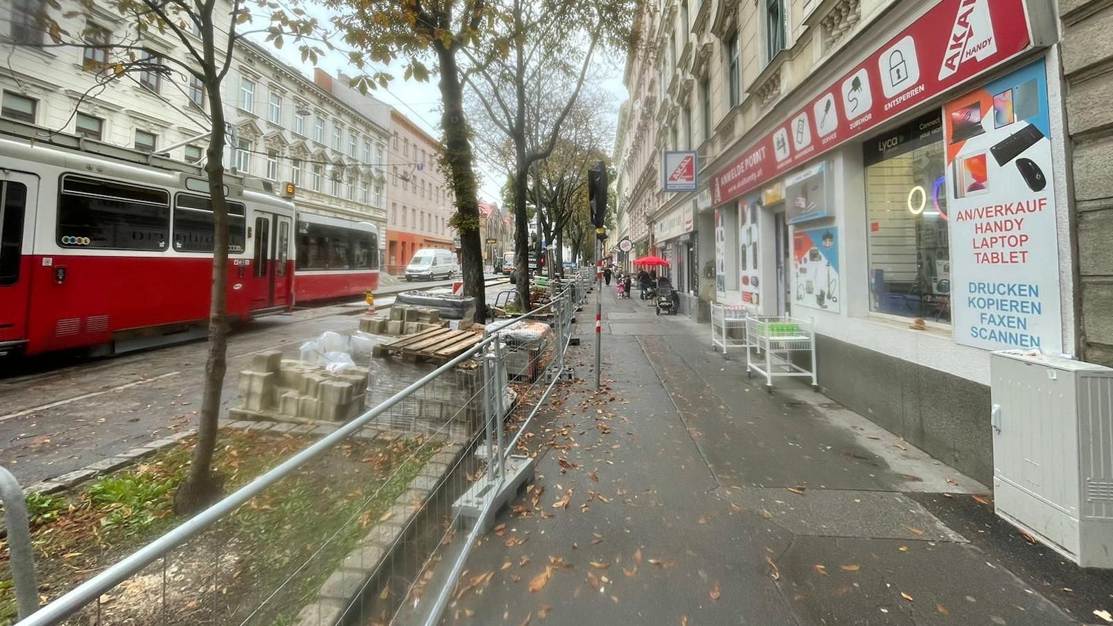 Deshalb ist die Durchfahrt ohnehin nur für Schienenfahrzeuge möglich, auch das Befahren der Strecke für Einsatzfahrzeuge ist momentan untersagt.