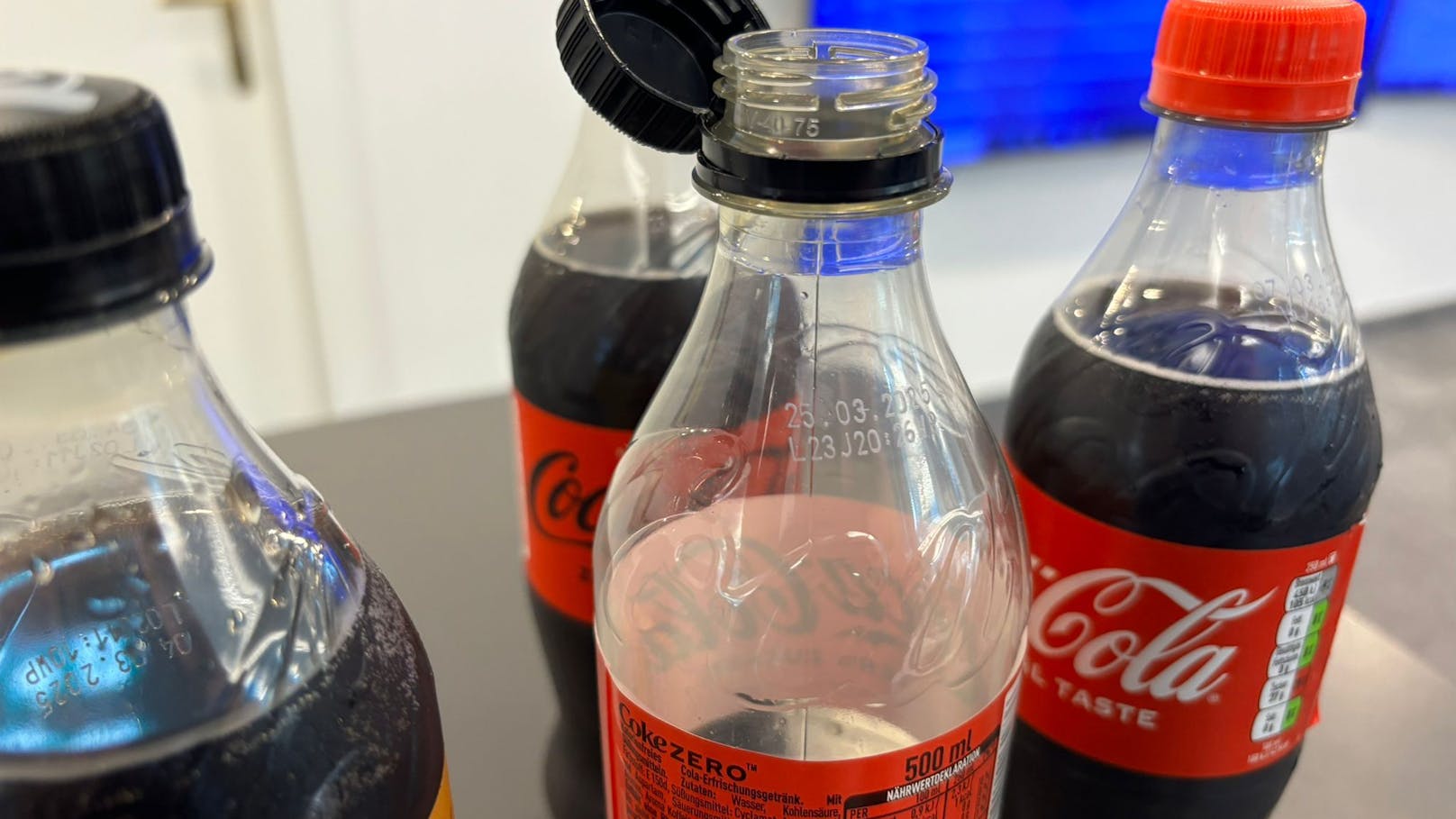 Coca-Cola HBC Austria GmbH hat aus Gründen des konsequenten Verbraucherschutzes einen vorsorglichen Rückruf der 0,5 Liter PET Limonadenprodukte der Marken Coca-Cola, Fanta, Sprite und MezzoMix mit MHD zwischen 04.02.2025 und 12.04.2025 veranlasst.