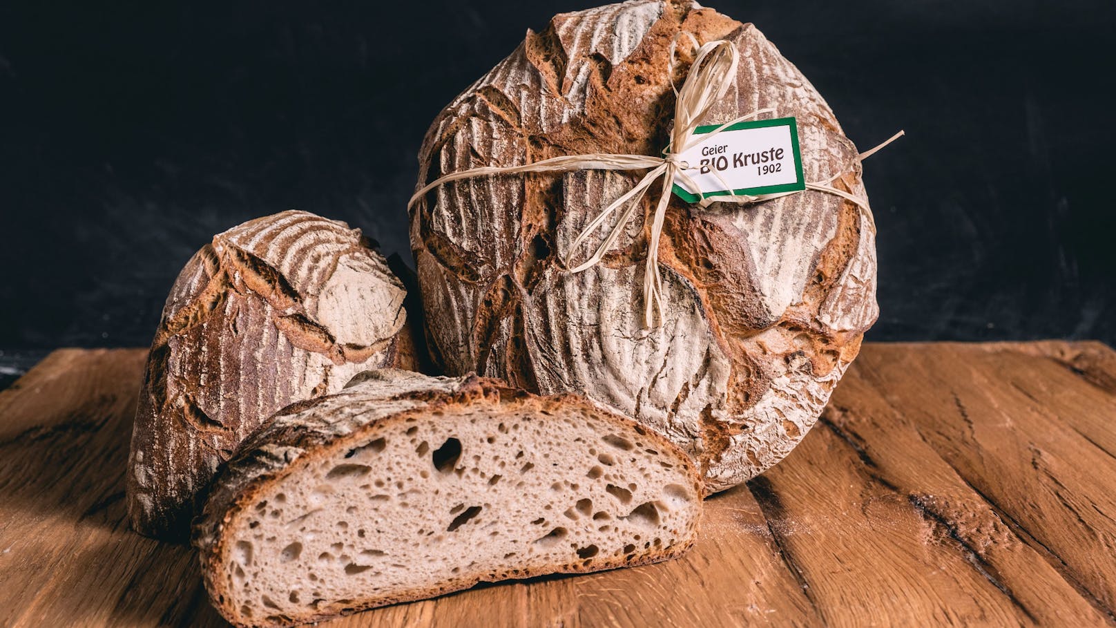 Das Sortiment von Hausbrot.at beinhaltet Brot und Gebäck von namhaften Bäckereien, wie etwa der Bäckerei Geier.