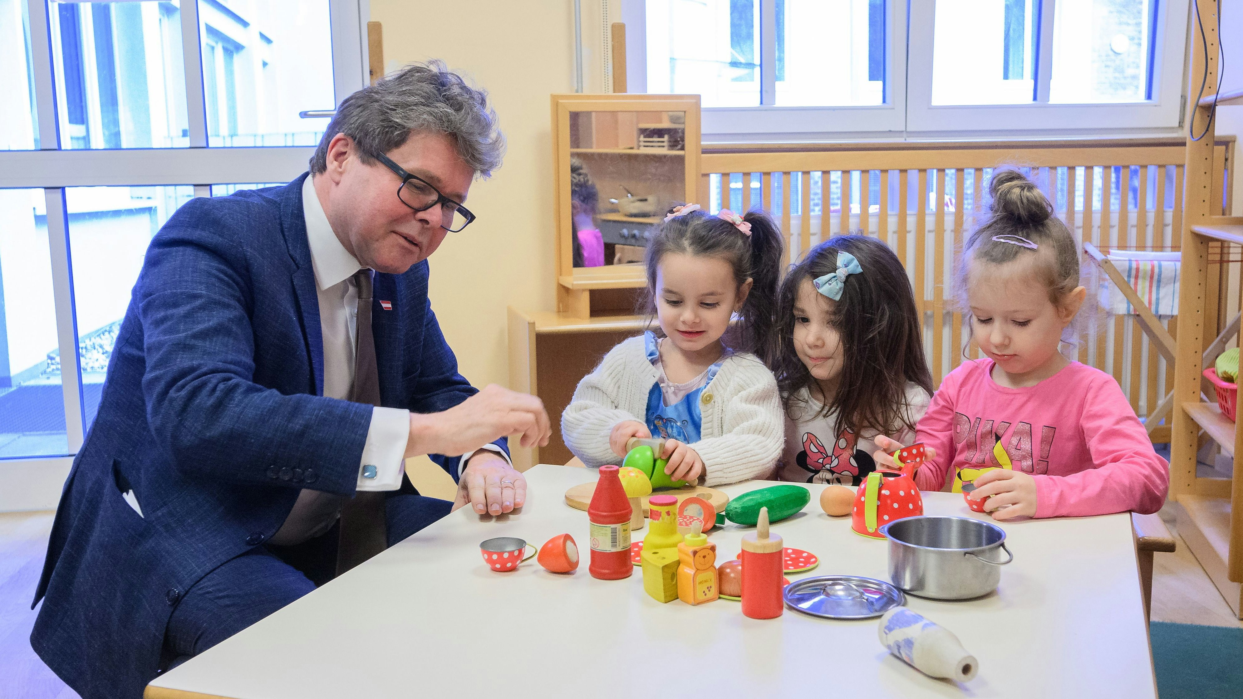 Noch-Bildungsminister Martin Polaschek (ÖVP) bei einem Pressetermin zum Thema "Klasse Job Elementarpädagogik" im KiWi-Kindergarten in Wien: "Die Rahmenbedingungen entscheiden die Bundesländer", betont der Minister