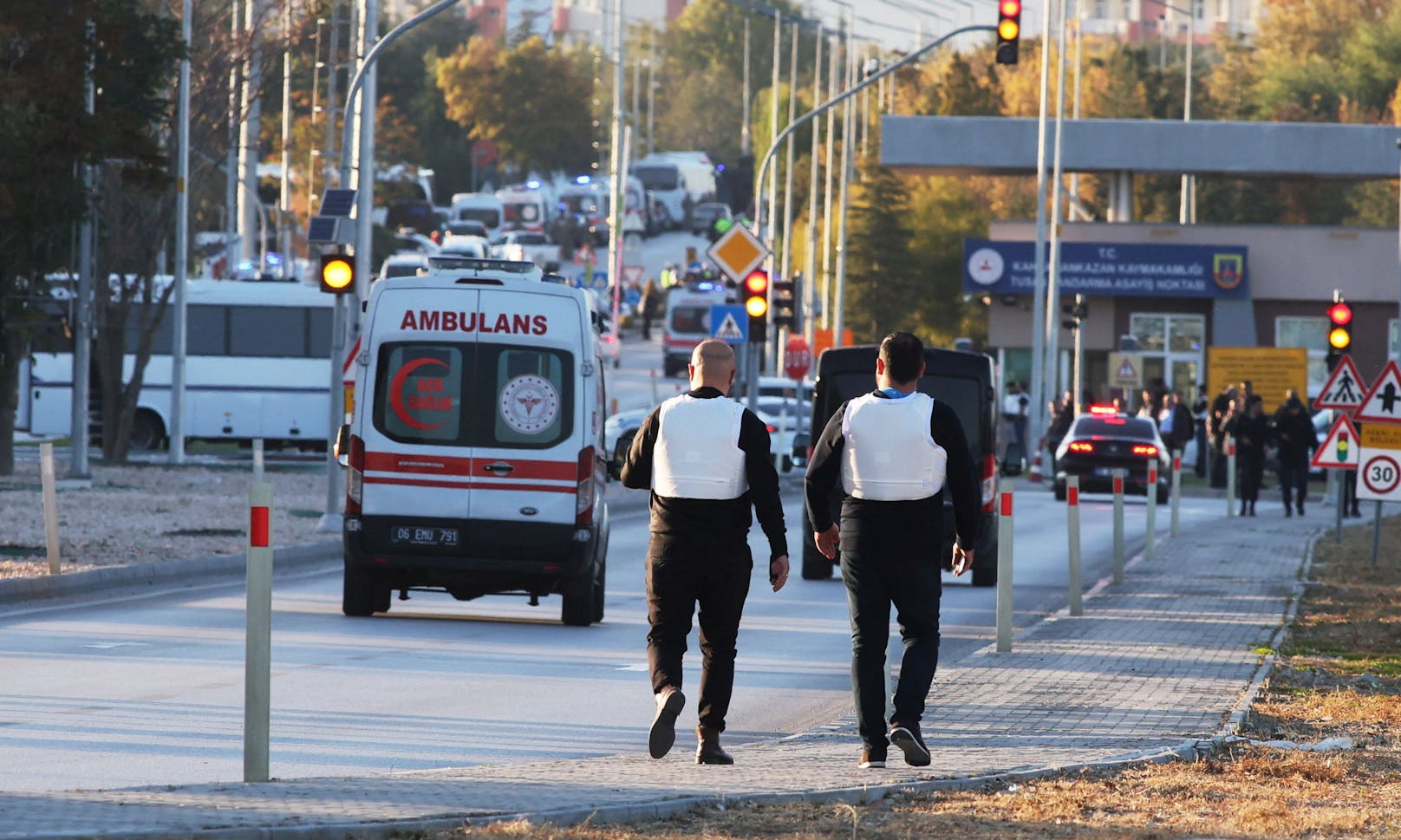 Ersten Informationen zufolge soll es zu einer Explosion und Schüssen gekommen sein.