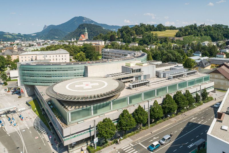 Der Verletzte wurde ins Universitätsklinikum Salzburg gebracht.