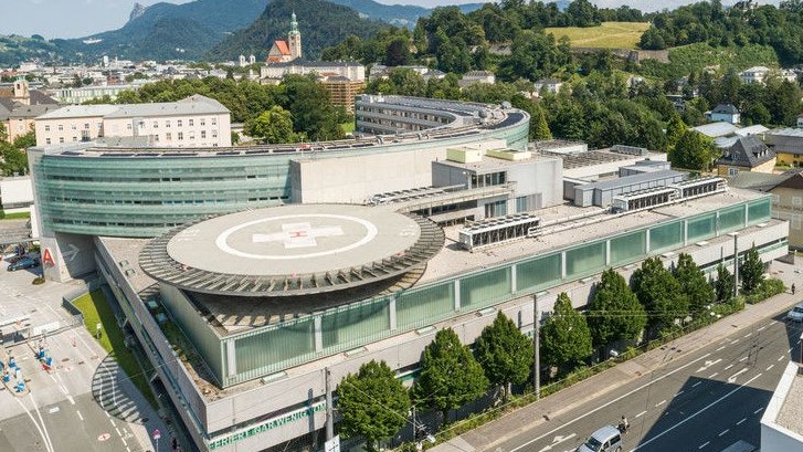 Der Verletzte wurde ins Universitätsklinikum Salzburg gebracht.