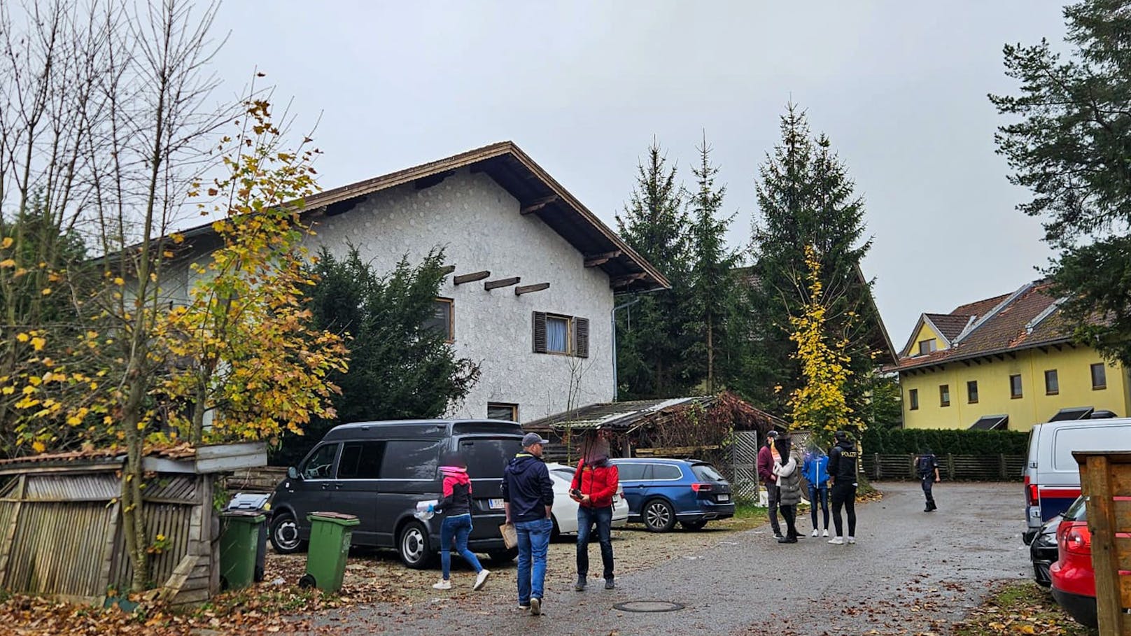 Die Tat dürfte laut Polizei unter Verwendung eines Messers verübt worden sein.